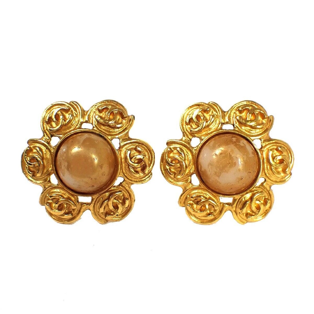 CHANEL CC Logo Round Button Earrings: CHANEL CC Logo Round Button Earrings 94P Clip-On Imitation Pearl Gold 81RH605 Condition: Pre-owned Important Notes: ?Imitation Pearl has peeled. Please check a photograph and the text carefully.? Shap