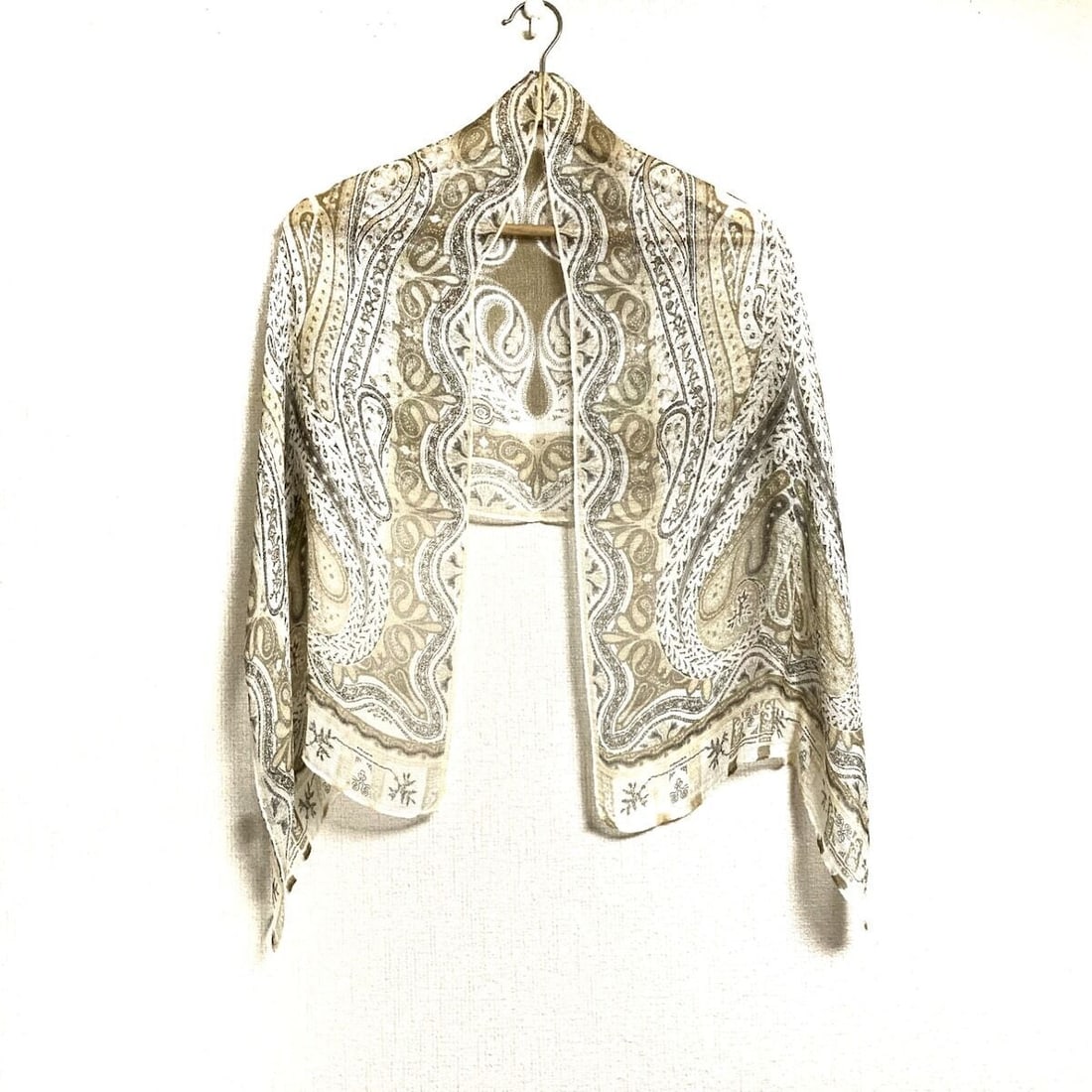 Auth ETRO - Cream Beige Multi: Auth ETRO - Cream Beige Multi Silk Scarf Condition: Pre-owned Brand: ETRO Style: Scarf Color: Cream, Beige, Multi Material: Silk ConditionRank: 6 Type: Scarf SKU no: RB