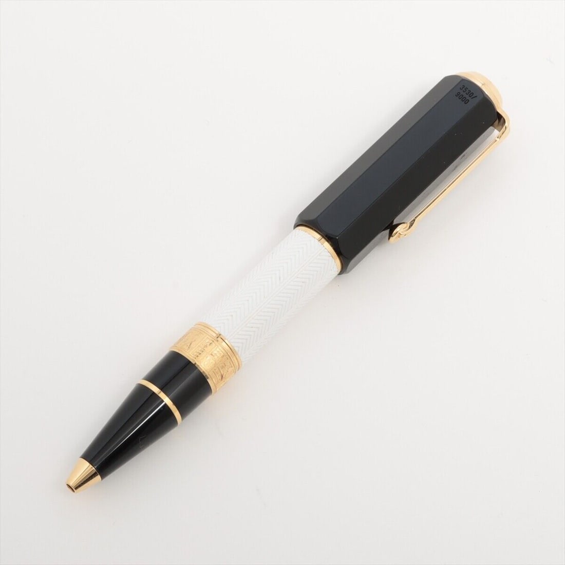Montblanc Writer Series 3530/9000 Ballpoint pen: Montblanc Writer Series 3530/9000 Ballpoint pen GP x resin Black x White 2016 Tw Condition: Pre-owned Brand: Montblanc SKU no: RBJ205227202371 Guidelines for Bidding We recommend for all bidders to re