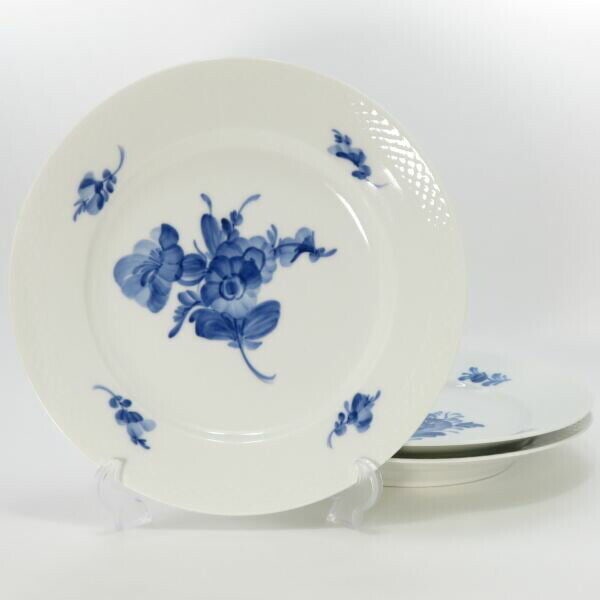 Royal Copenhagen Plate Blue Flower Plain: Royal Copenhagen Plate Blue Flower Plain Dinner Plate Western Set of 3 Condition: Used Brand: Royal Copenhagen Country: Japan SN: MOR_0820 Color: white Region of Origin: NA Primary Materi