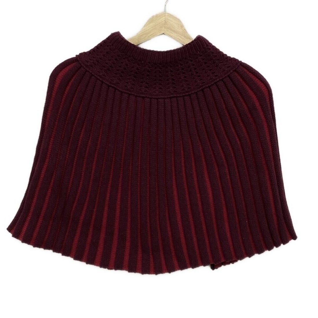Auth ETRO Bordeaux Red Womens Poncho: Auth ETRO Bordeaux Red Womens Poncho Condition: Pre-owned Brand: ETRO Style: Poncho Color: Bordeaux, Red Outer Shell Material: Please see the photo of the quality tag ConditionRank: 8 Dep