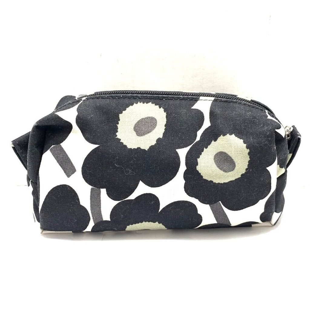 Auth marimekko - White Black Multi: Auth marimekko - White Black Multi Canvas Pouch Condition: Pre-owned Brand: marimekko Style: Pouch Exterior Color: White, Black, Multi Exterior Material: Canvas ConditionRank: 6 Type: Pou