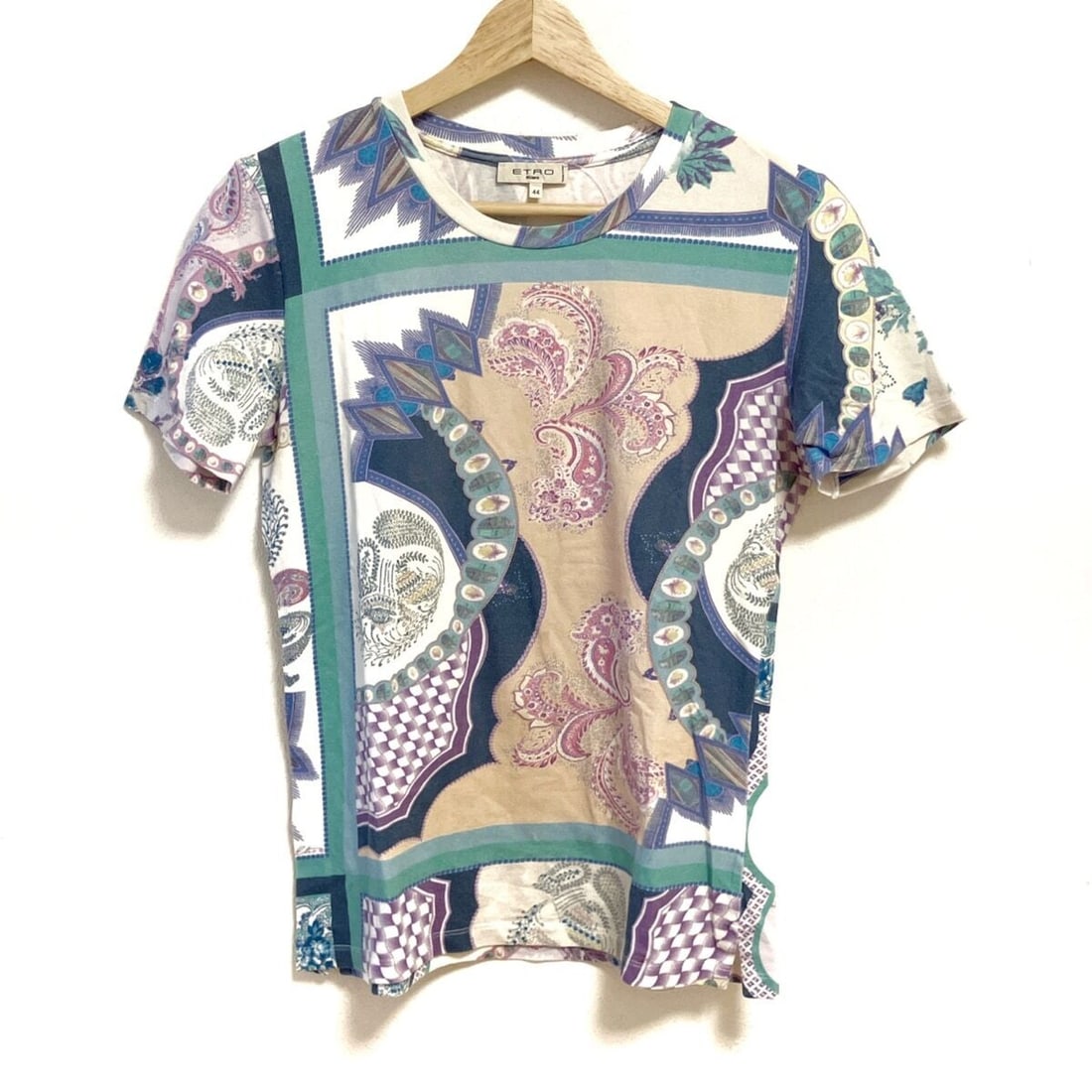 Auth ETRO - Beige Light Green: Auth ETRO - Beige Light Green Multi Womens T-Shirt Condition: Pre-owned Brand: ETRO Style: T-Shirt Color: Beige, Light Green, Multi Material: Please see the photo of the quality tag ConditionRank: