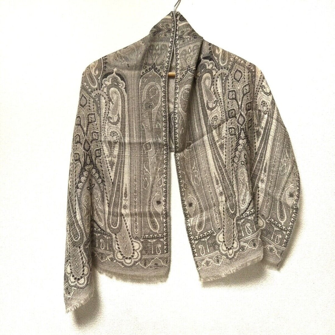 Auth ETRO - Gray Wool Silk: Auth ETRO - Gray Wool Silk Acetate Scarf Condition: Pre-owned Brand: ETRO Style: Scarf Color: Gray Material: Wool, Silk, Acetate ConditionRank: 6 Type: Scarf Guidel