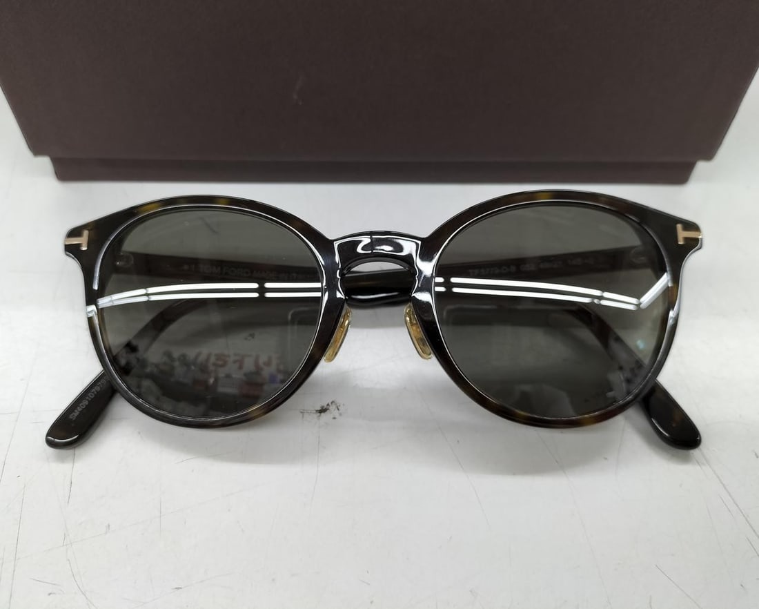 TOM FORD Model number: TF5779-D-B sunglasses: TOM FORD Model number: TF5779-D-B sunglasses Condition: Pre-owned Brand: TOM FORD Country: Japan SN: MOR_0820 UV Protection: NA Lens Material: NA Model: NA Theme: NA Sty