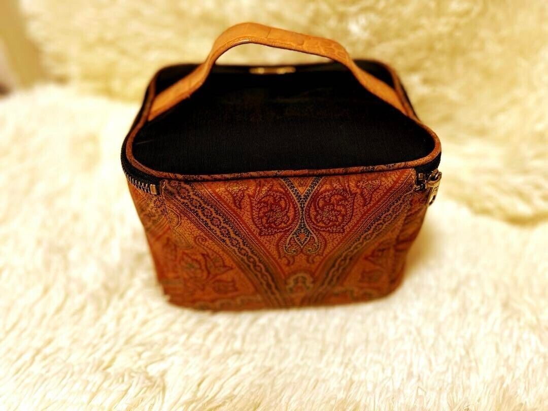 Etro Vanity Bag Paisley Brown Black: Etro Vanity Bag Paisley Brown Black Makeup Pouch Used Condition: Pre-owned Brand: No Brand Customized: NA Hardware Material: NA Model: NA Country: japan Theme: NA Strap Drop: NA
