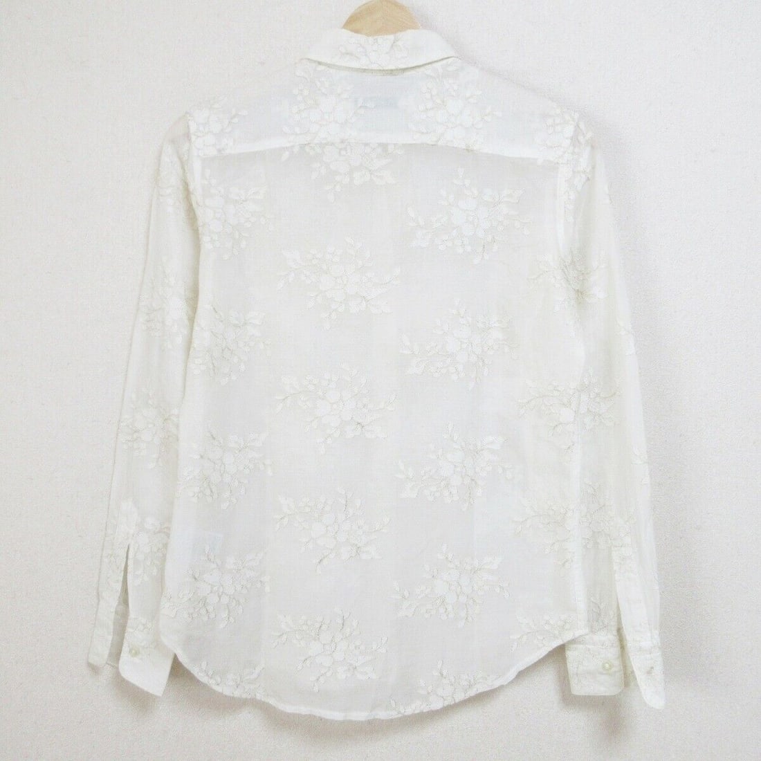 Auth ETRO - Cream Womens Blouse: Auth ETRO - Cream Womens Blouse Condition: Pre-owned Brand: ETRO Style: Blouse Color: Cream Material: Please see the photo of the quality tag ConditionRank: 6 Department: Womens