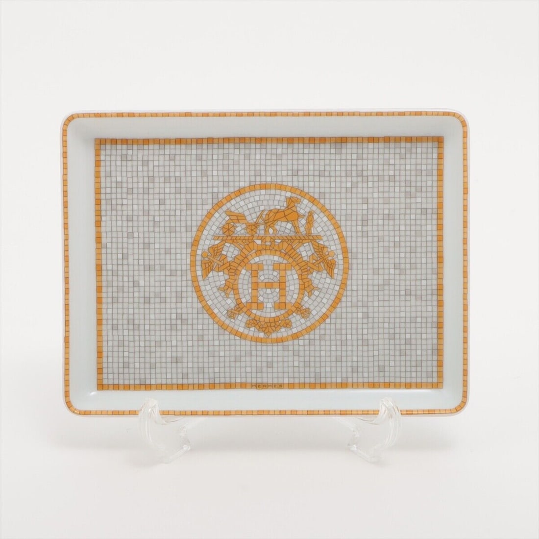Hermes Mosaic Van Quatre plates Ceramic: Hermes Mosaic Van Quatre plates Ceramic Yellow 16cmx12cm Condition: Pre-owned Brand: Hermes SKU no: RBJ205032529664 Guidelines for Bidding We recommend for all bidders to review the LiveAuctioneers bi