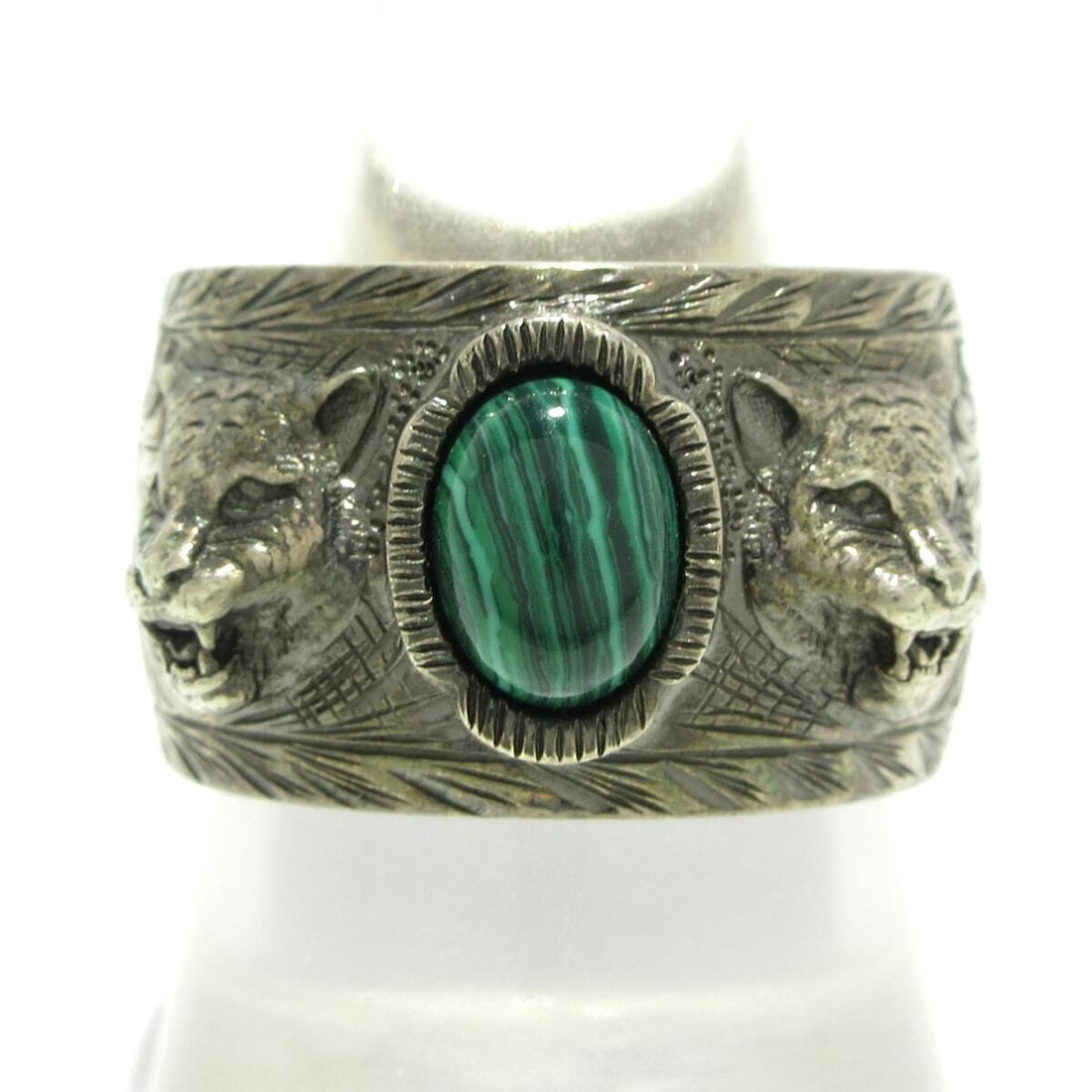 Auth GUCCI Garden Cat Head Ring: Auth GUCCI Garden Cat Head Ring - Silver Malachite Ring Condition: Pre-owned Brand: GUCCI Style: Ring Color: Silver, Malachite Material: Silver, Malachite Product Name: Garden Cat Head Ring <b