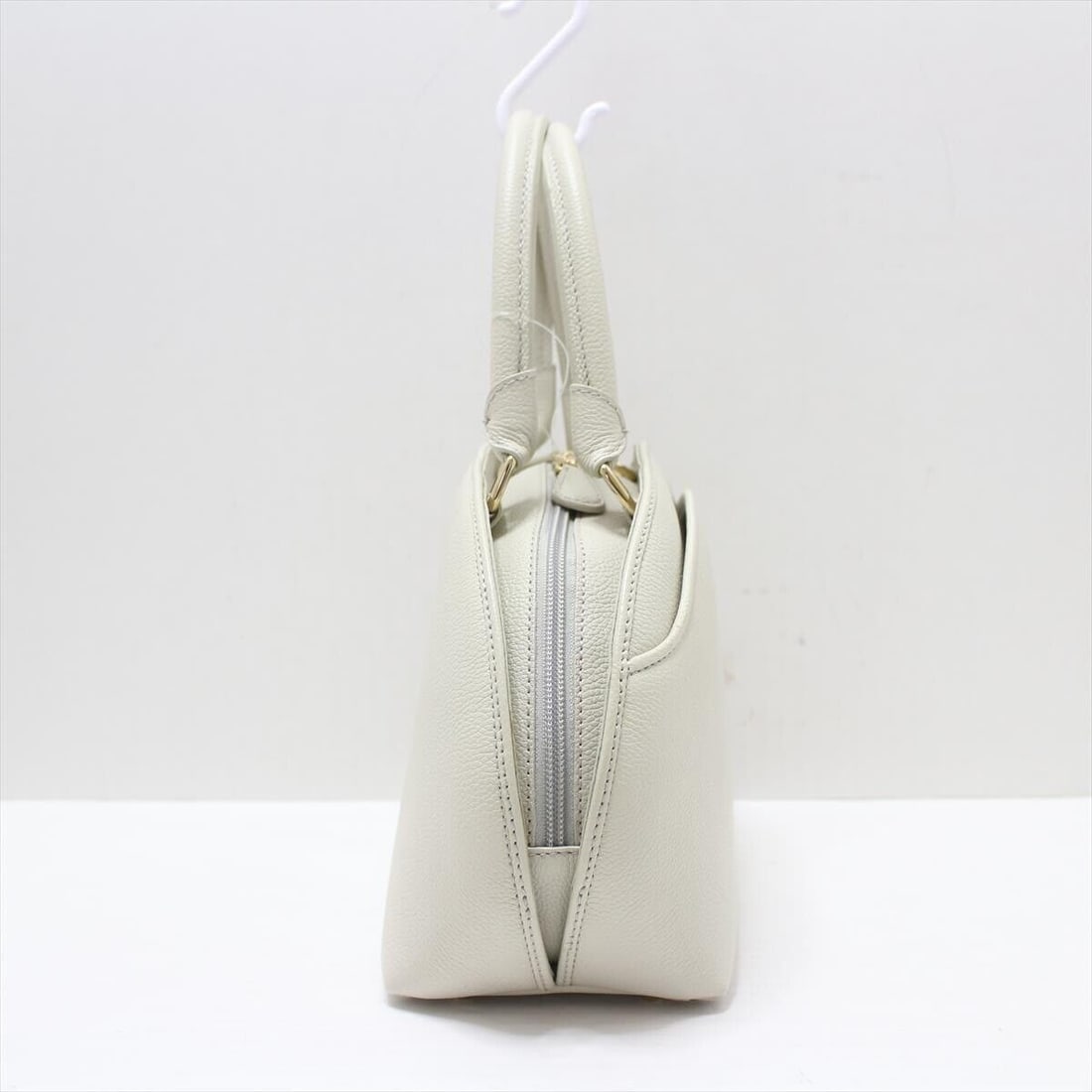 Auth MORABITO - Cream Leather Handbag: Auth MORABITO - Cream Leather Handbag Condition: Pre-owned Brand: MORABITO Style: Handbag Exterior Color: Cream Exterior Material: Leather ConditionRank: 5 Department: Type: Han