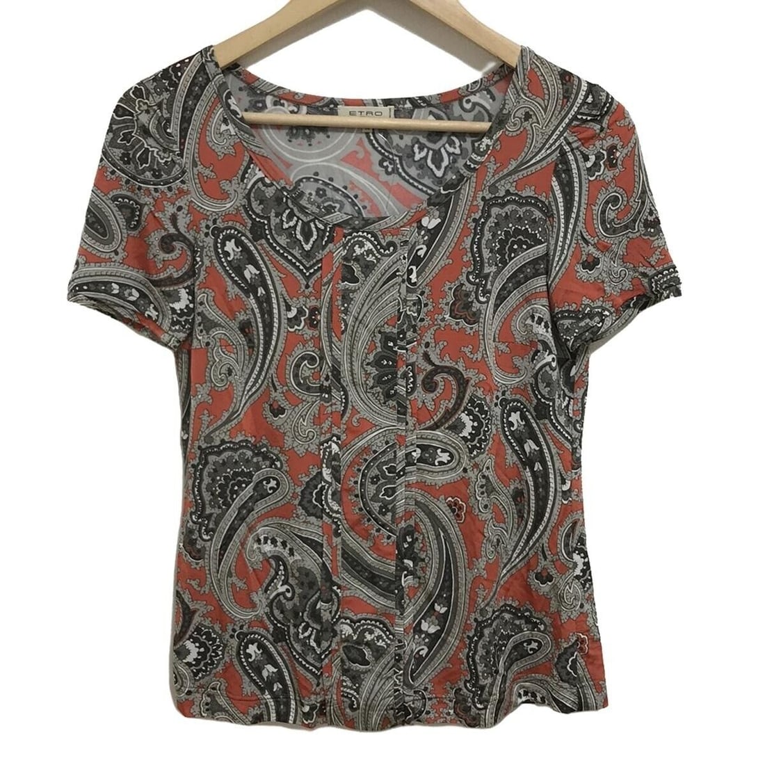 Auth ETRO - Gray Orange Multi: Auth ETRO - Gray Orange Multi Cutsew Condition: Pre-owned Brand: ETRO Style: Cutsew Color: Gray, Orange, Multi Material: Please see the photo of the quality tag ConditionRank: 6 Departme