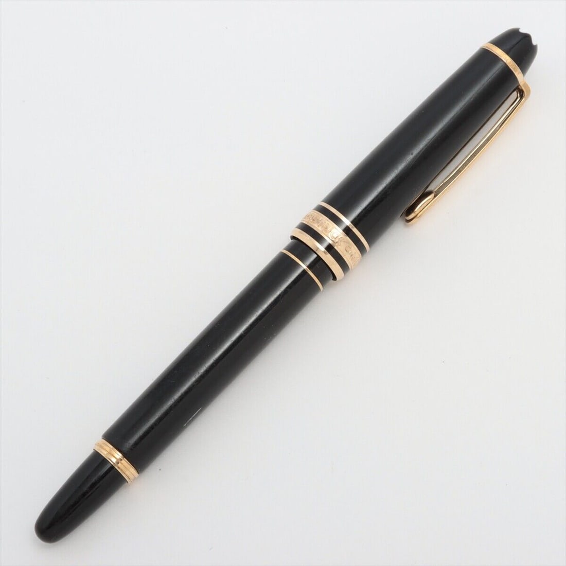 Montblanc Fountain pen Resin Black Scratched: Montblanc Fountain pen Resin Black Scratched Wears Marked Pen nib 18K Condition: Used Brand: Montblanc Ink Color: See description SKU no: RBJ205032504444 Guidelines for Bidding We recommend for a