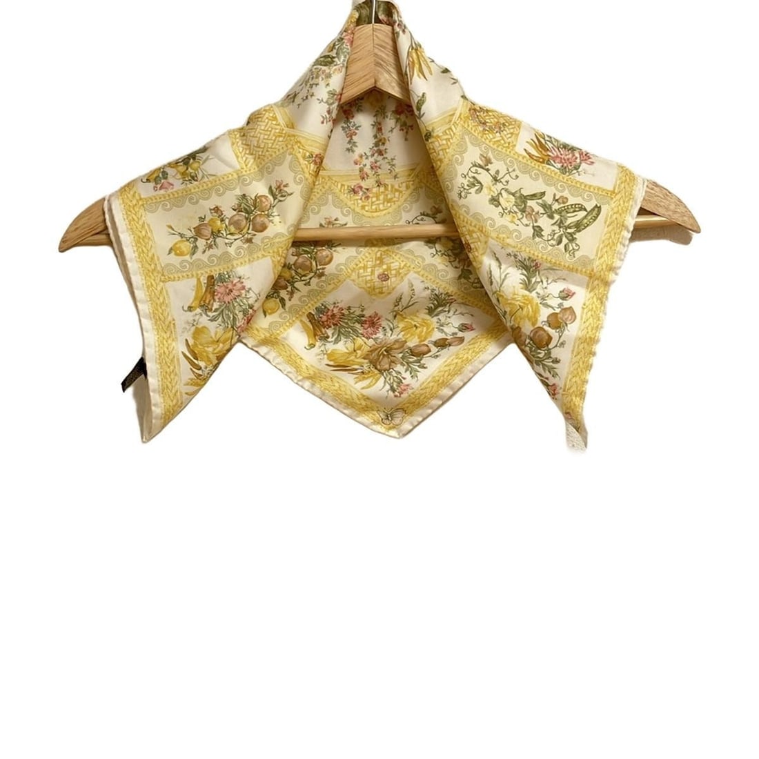 Auth ETRO - Yellow White Multi: Auth ETRO - Yellow White Multi Scarf Condition: Pre-owned Brand: ETRO Style: Scarf Color: Yellow, White, Multi ConditionRank: 6 Type: Scarf SKU no: RBJ235977111630 G