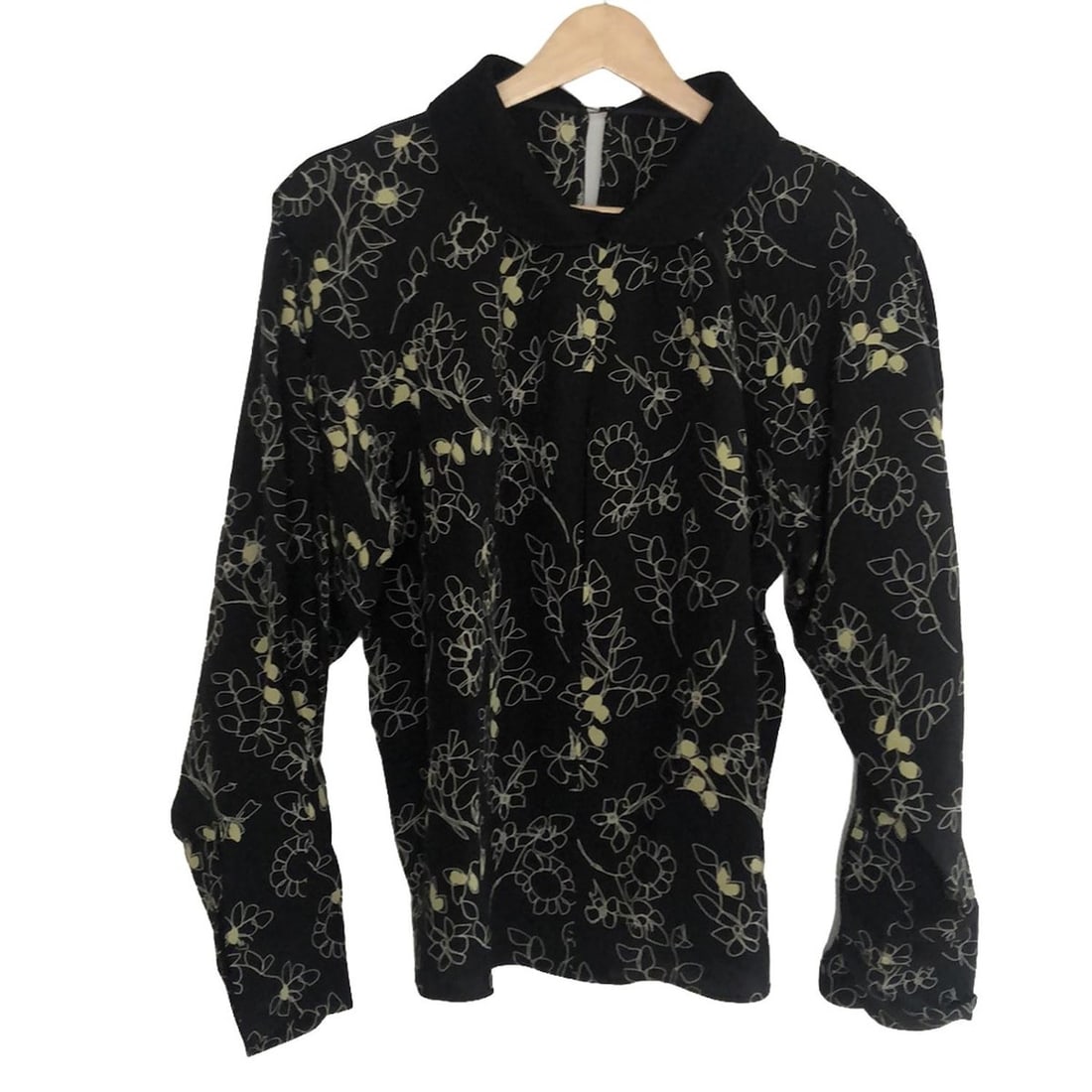 Auth MARNI - Black Cream Light: Auth MARNI - Black Cream Light Green Womens Cutsew Condition: Pre-owned - Good Brand: MARNI Style: Cutsew Color: Black, Cream, Light Green Material: Please see the photo of the quality tag Conditi