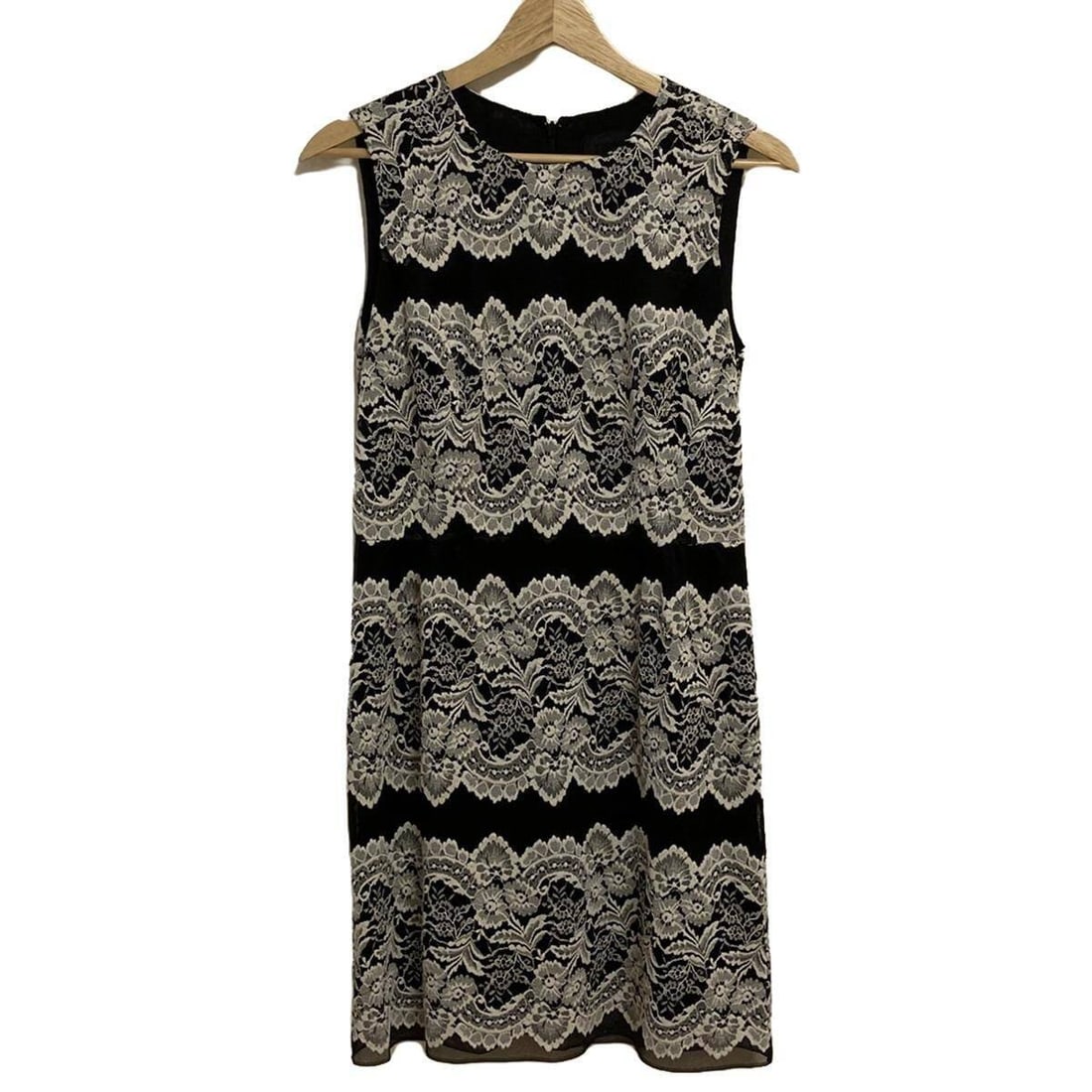 Auth ANNA SUI - Black White: Auth ANNA SUI - Black White Dress Condition: Pre-owned Brand: ANNA SUI Style: Dress Color: Black, White Material: Please see the photo of the quality tag ConditionRank: 6 Department: <b