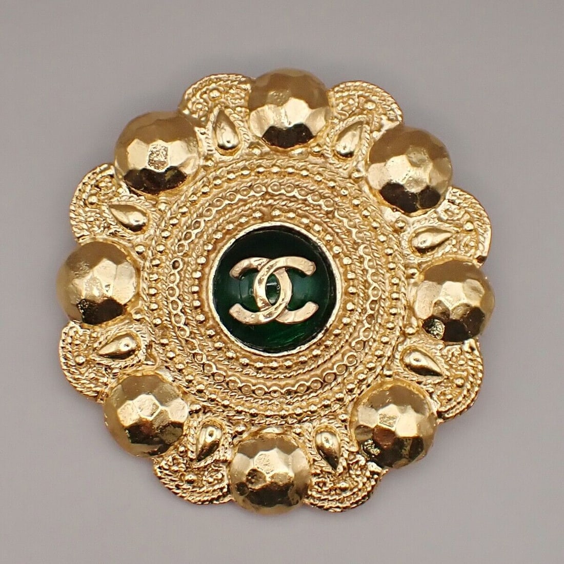CHANEL CC Logo Round Pin Brooch: CHANEL CC Logo Round Pin Brooch 28 Gold Green Gripoix GHW Accessory 80RK785 Condition: Pre-owned Brand: CHANEL Type: Brooch Metal Purity: Unknown Base Metal: Gold-Plated Country/Region of Manufact