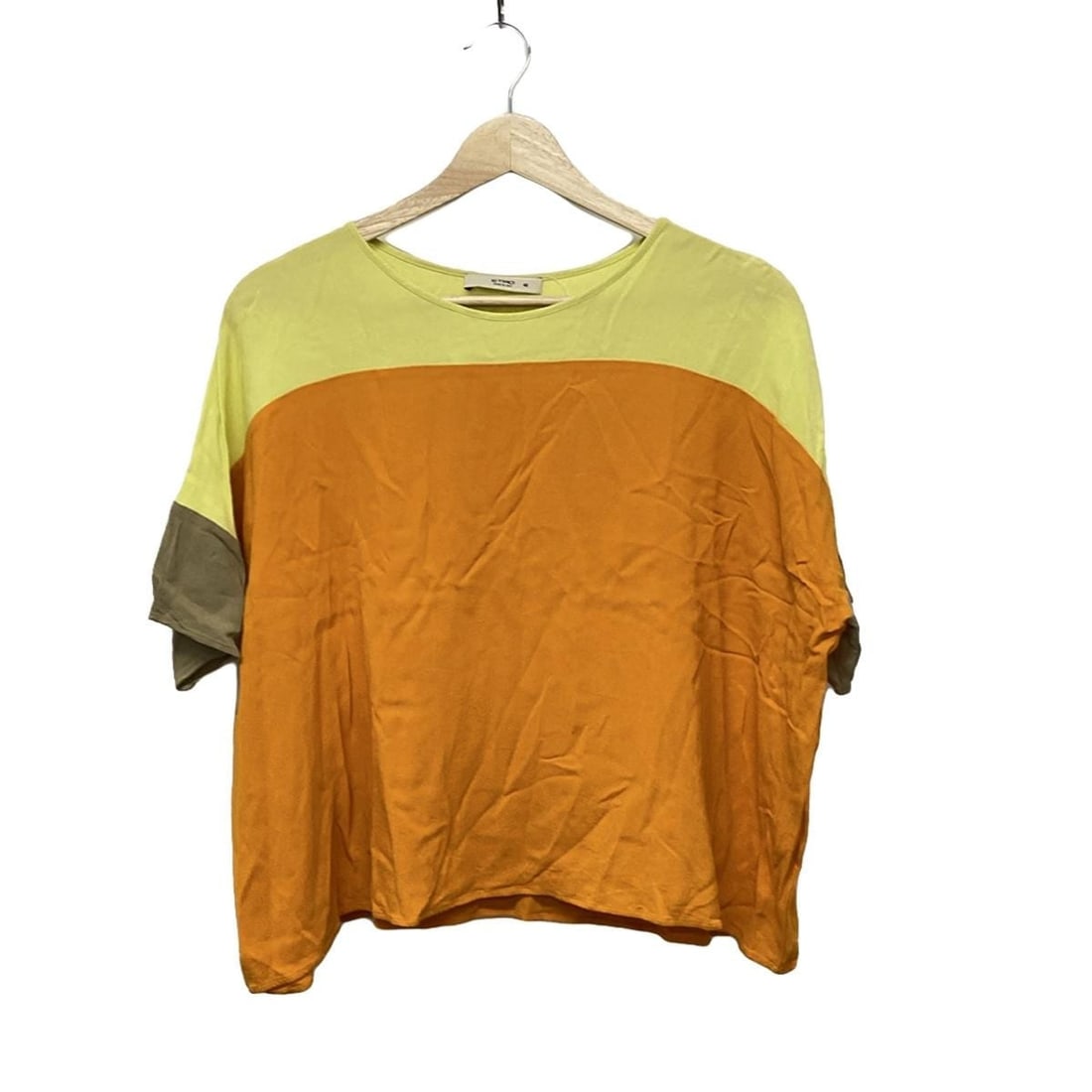 Auth ETRO - Orange Yellow Beige: Auth ETRO - Orange Yellow Beige Cutsew Condition: Pre-owned - Good Brand: ETRO Style: Cutsew Color: Orange, Yellow, Beige Material: Please see the photo of the quality tag ConditionRank: 6 <br