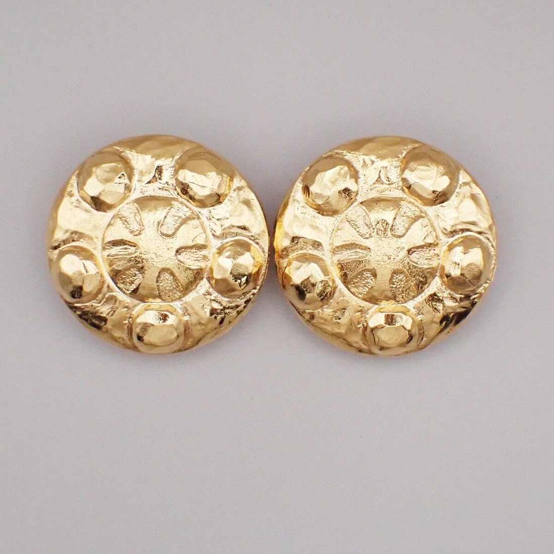 CHANEL CC Logo Round Button Earrings: CHANEL CC Logo Round Button Earrings 23 Clip-On Gold-Plated Vintage 65YF567 Condition: Pre-owned Brand: CHANEL Type: Earrings Metal Purity: Unknown Style: Button Base Metal: Gold-Plated C