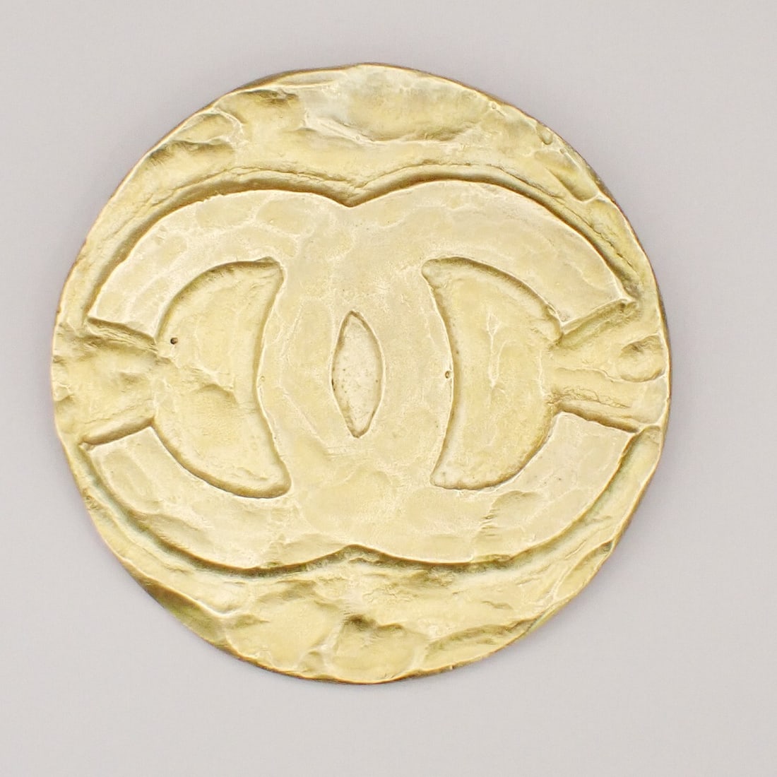 CHANEL CC Logo Round Pin Brooch: CHANEL CC Logo Round Pin Brooch 95P Gold GHW France Vintage Accessory 88RK459 Condition: Pre-owned Brand: CHANEL Type: Brooch Metal Purity: Unknown Base Metal: Gold-Plated Country/Region of Manufa