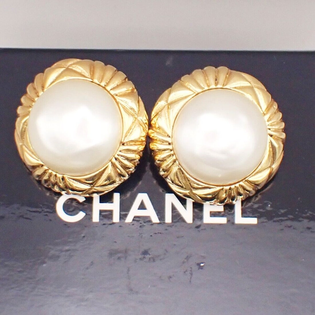 CHANEL Logo Imitation Pearl Round Button: CHANEL Logo Imitation Pearl Round Button Earrings Clip-On Gold France 61YF796 Condition: Pre-owned Brand: CHANEL Type: Earrings Metal Purity: Unknown Main Stone Shape: Round Style: Button