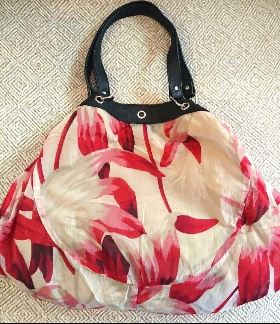 MARNI summer edition handbag Flower pattern: MARNI summer edition handbag Flower pattern Used Condition: Pre-owned Brand: MARNI Accessories: none Department: Woman Exterior Color: Photo reference Lining Color: beige Style: handbag <