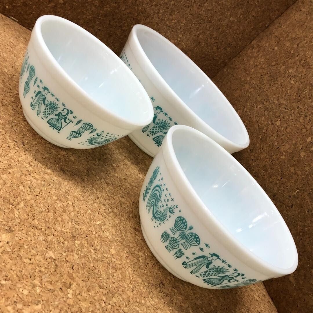 Old Pyrex Amish Butter Print Bowl: Old Pyrex Amish Butter Print Bowl Set of 3 Vintage Used Condition: Used Origin: N/A Number of Items in Set: Four-Piece Antique: No Shape: circle Occasion: All Occasions MPN: N/A