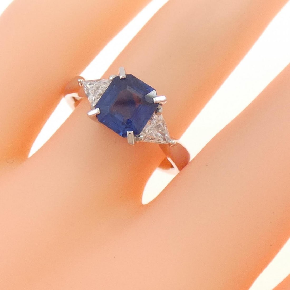 Authentic PT Sapphire Ring 1.63CT #270-003-992-0291: Authentic PT Sapphire Ring 1.63CT #270-003-992-0291 Condition: Pre-owned Brand: Unbranded Style: Ring Material: Platinum Gender: Ladies Size: 6.5 (US size) Main Stone: Sapphire 1.63CT