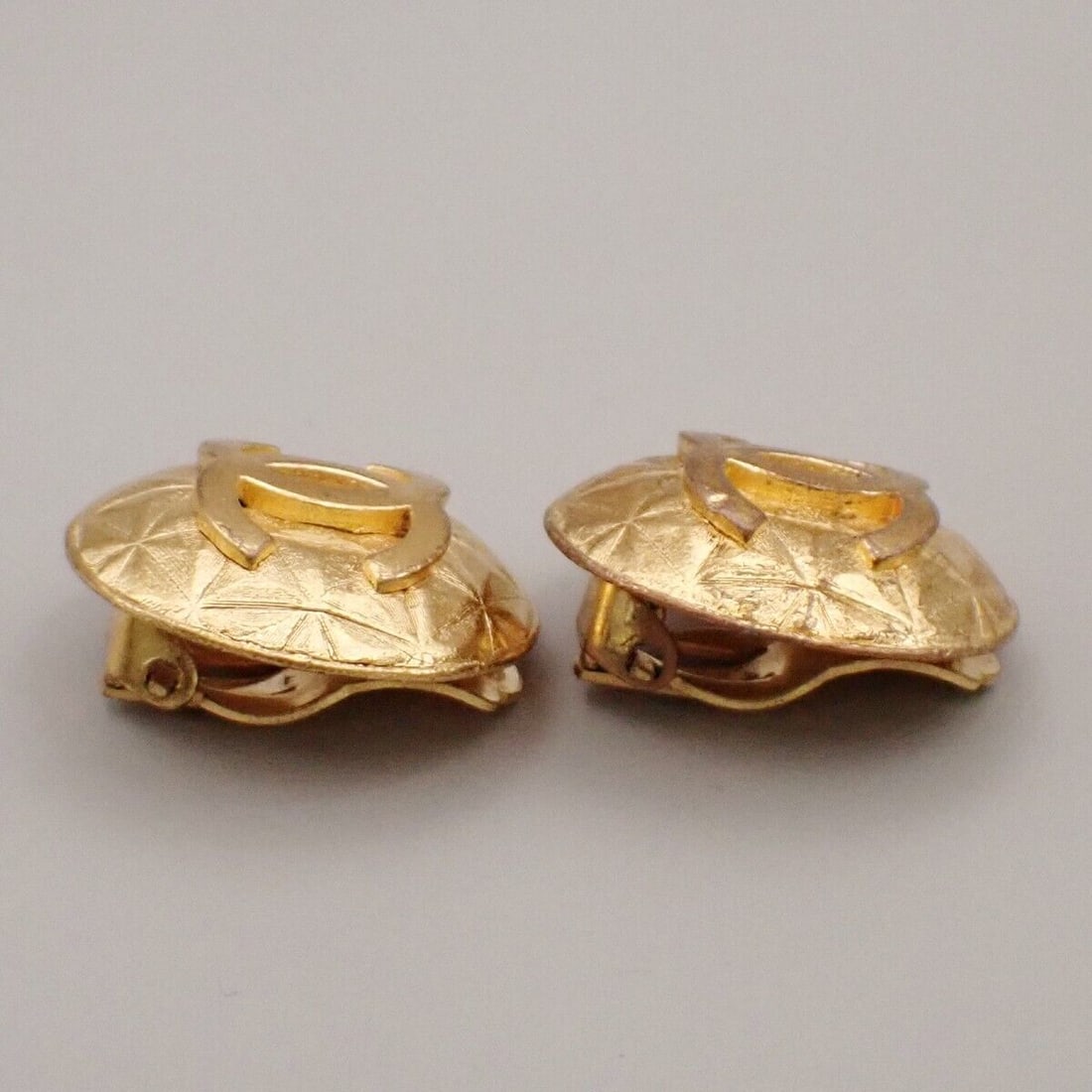 CHANEL CC Logo Round Button Earrings: CHANEL CC Logo Round Button Earrings 96P Clip-On Gold GHW France Vintage 32YE638 Condition: Pre-owned Shape: Round Closure: Clip-On Occasion: Anniversary Color: Gold Material: Gold-Plated