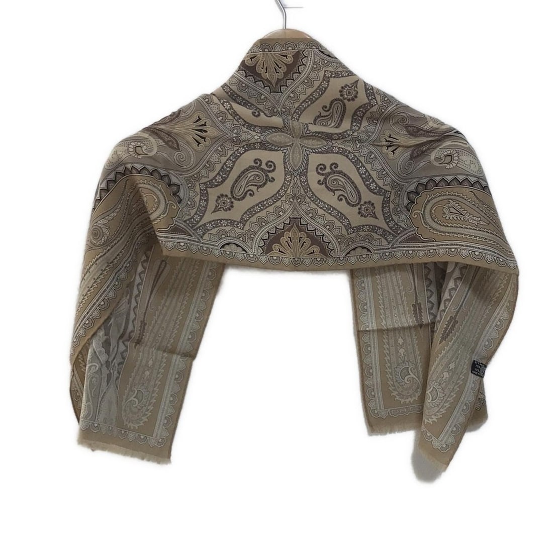 Auth ETRO - Beige Cream Multi: Auth ETRO - Beige Cream Multi Wool Silk Scarf Condition: Pre-owned Brand: ETRO Style: Scarf Color: Beige, Cream, Multi Material: Wool, Silk Accessories: Case ConditionRank: 7 Typ