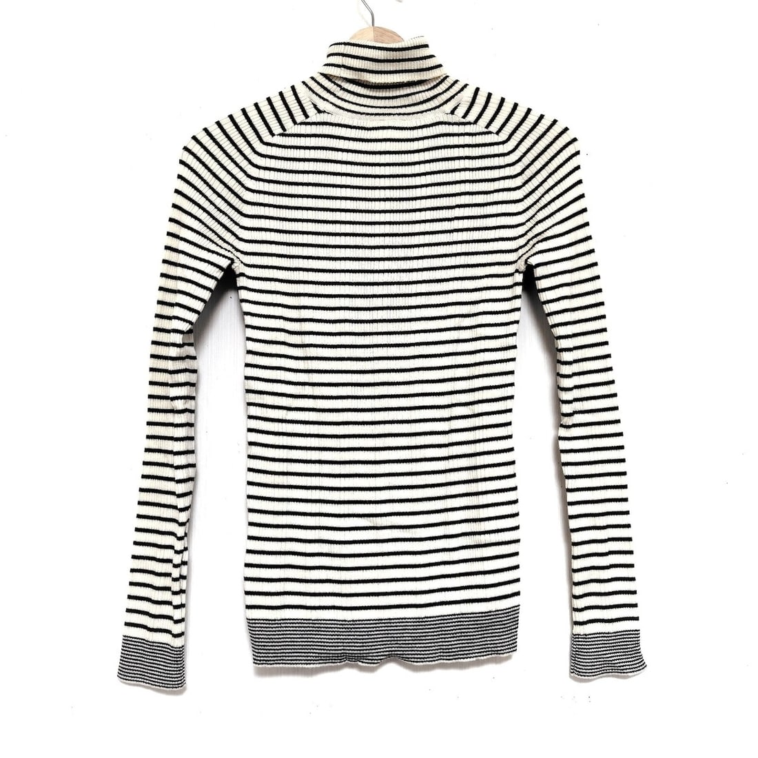 Auth Lacoste - Beige Dark Brown: Auth Lacoste - Beige Dark Brown Womens Sweater Condition: Pre-owned - Good Brand: Lacoste Style: Sweater Color: Beige, Dark Brown Material: Please see the photo of the quality tag ConditionRank: 6