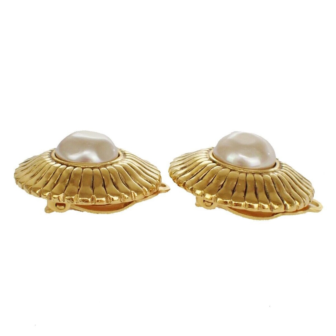 CHANEL CC Logo Imitation pearl Round: CHANEL CC Logo Imitation pearl Round Button Earrings Clip-On GHW Vintage 68YE014 Condition: Pre-owned Brand: CHANEL Type: Earrings Metal Purity: Unknown Main Stone Shape: Round Style: Clip-On
