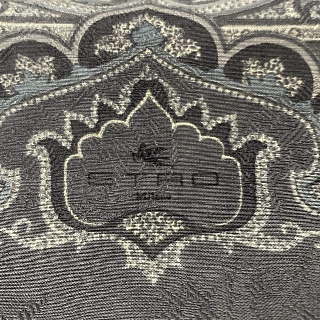 Auth ETRO - Gray Beige Multi: Auth ETRO - Gray Beige Multi Wool Silk Scarf Condition: Pre-owned Brand: ETRO Style: Scarf Color: Gray, Beige, Multi Material: Wool, Silk ConditionRank: 6 Type: Scarf