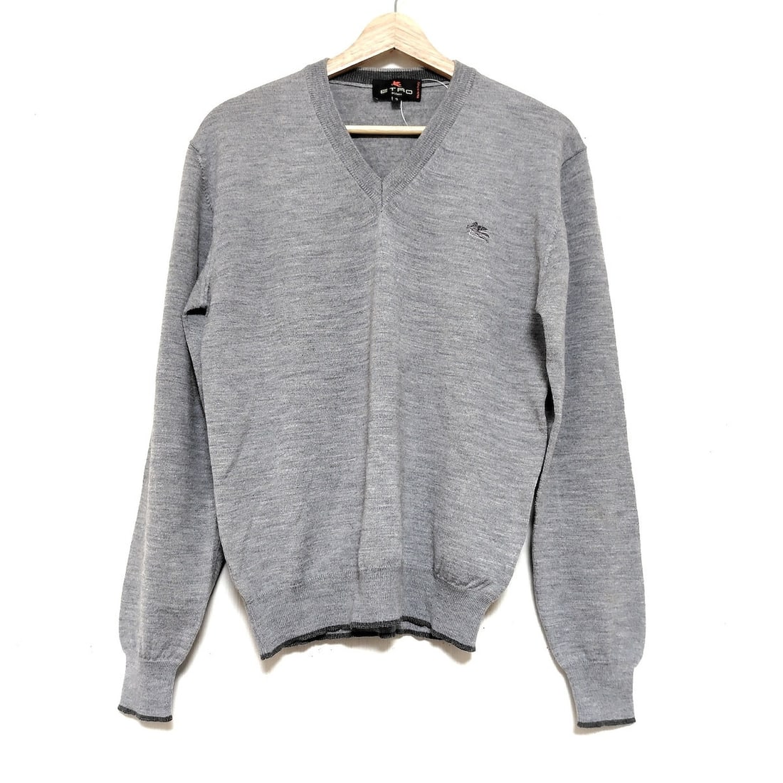 Auth ETRO - Gray Mens Sweater: Auth ETRO - Gray Mens Sweater Condition: Pre-owned - Good Brand: ETRO Style: Sweater Color: Gray Material: Please see the photo of the quality tag ConditionRank: 6 Department: Mens <b