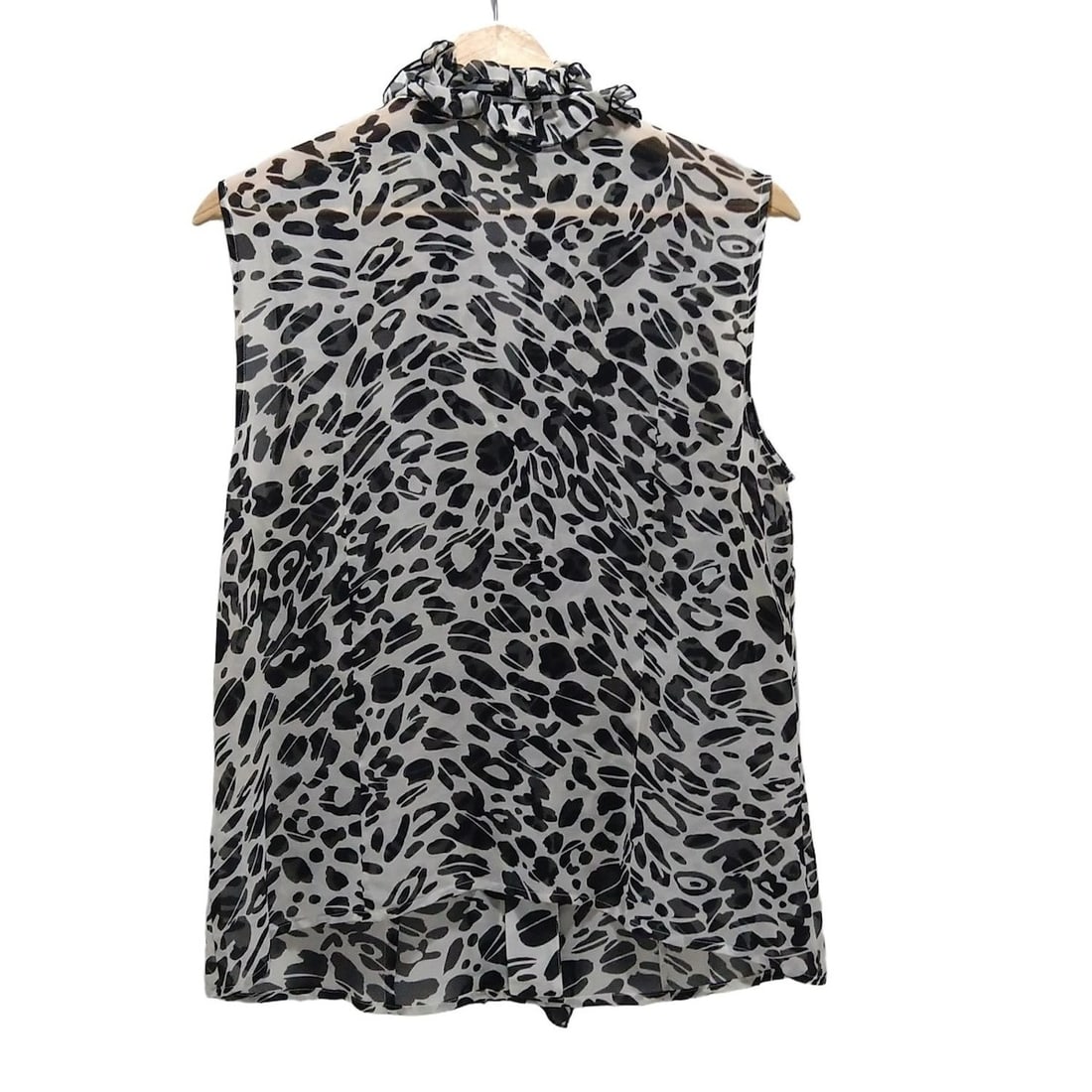 Auth ESCADA - Black White Womens: Auth ESCADA - Black White Womens Blouse Condition: Pre-owned - Good Brand: ESCADA Style: Blouse Color: Black, White Material: Please see the photo of the quality tag ConditionRank: 6 Depa