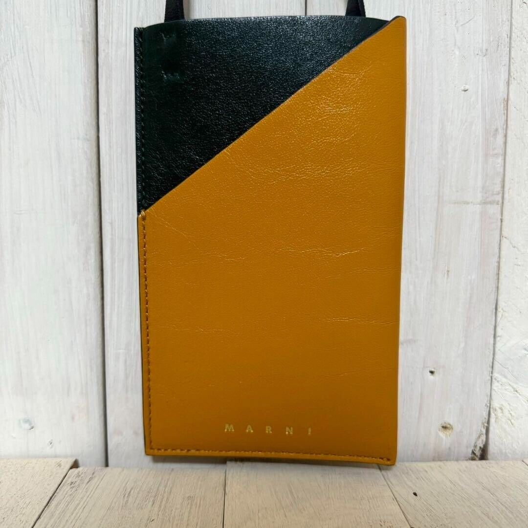 MARNI phone shoulder bicolor w/box and: MARNI phone shoulder bicolor w/box and storage bag 7*3.9 inch Condition: Pre-owned Brand: Marni Department: Unisex Adults Occasion: Travel Color: multi Country: Japan Style: Shoulder Bag