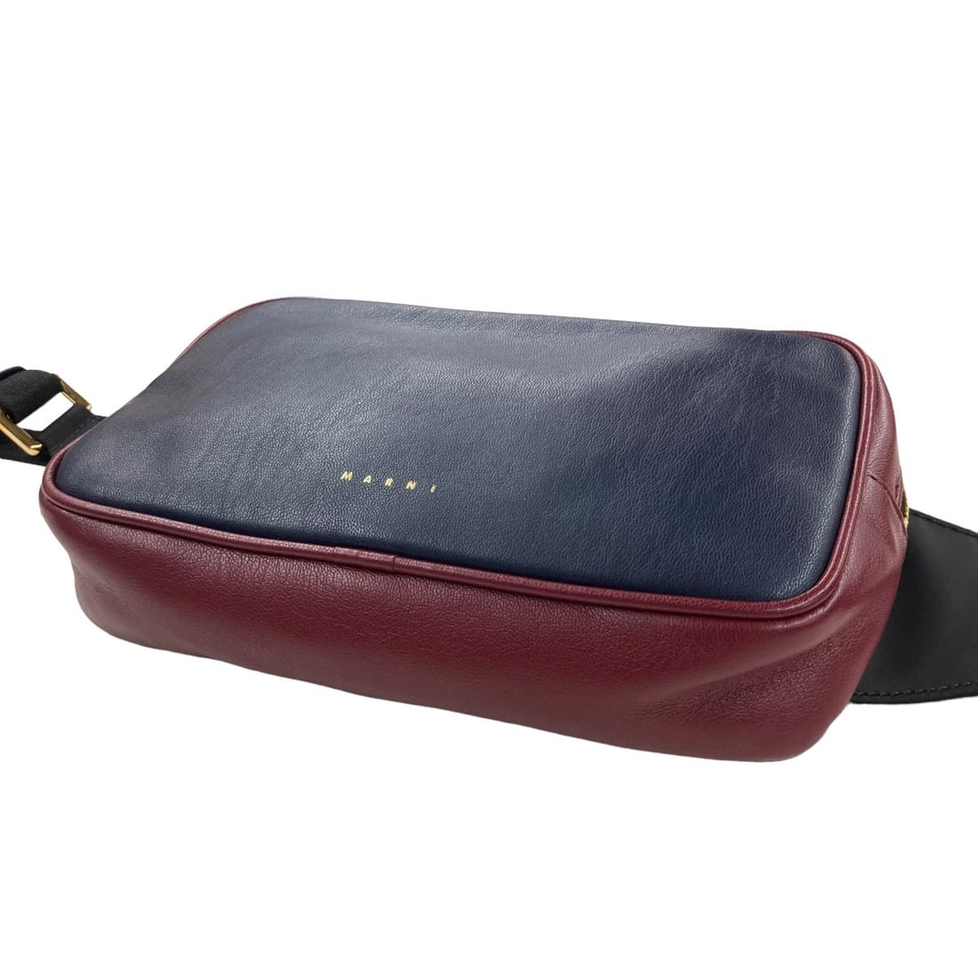 MARNI 2019AW waist bag MUMP0001O0 Navy: MARNI 2019AW waist bag MUMP0001O0 Navy engji Condition: Pre-owned Brand: MARNI Country: Japan SN: MOR_0820 Department: NA Occasion: Travel Style: NA Material: NA Color: