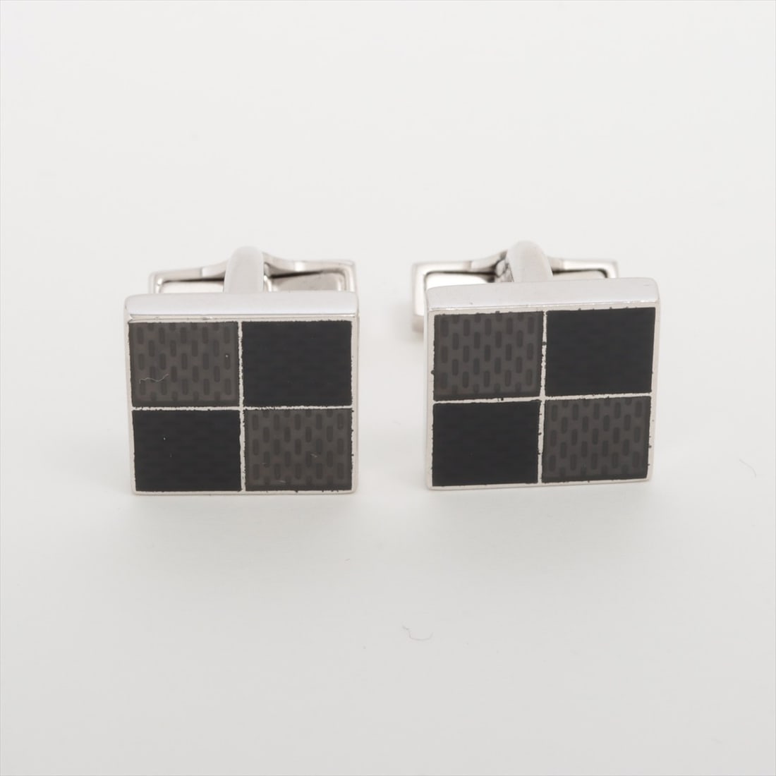 Louis Vuitton M65054 Boutons de Manchette: Louis Vuitton M65054 Boutons de Manchette Damier 4 GL0121 Cuffs 925 Silver Condition: Pre-owned Brand: Louis Vuitton Good : Used with a few stains andor scratches. A3565470 SKU no: RBJ205404089907 Gui