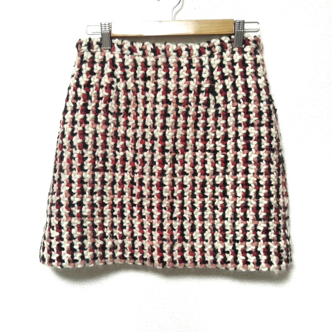 Auth ETRO - White Black Pink: Auth ETRO - White Black Pink Womens Skirt Condition: Pre-owned - Good Brand: ETRO Style: Skirt Color: White, Black, Pink Material: Please see the photo of the quality tag ConditionRank: 7