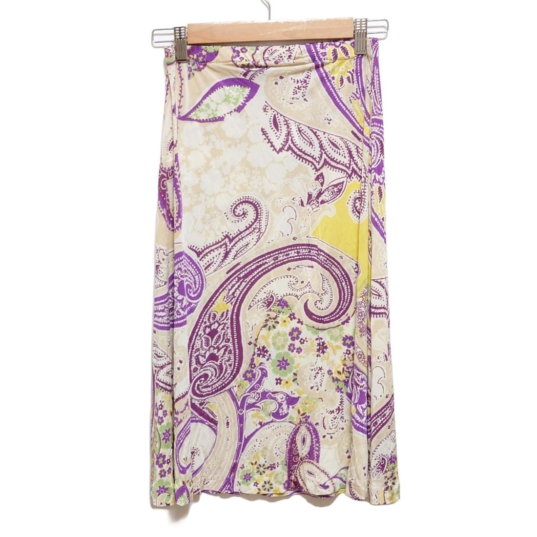 Auth ETRO - Cream Purple Multi: Auth ETRO - Cream Purple Multi Womens Skirt Condition: Pre-owned - Good Brand: ETRO Style: Skirt Color: Cream, Purple, Multi Material: Please see the photo of the quality tag ConditionRank: 7