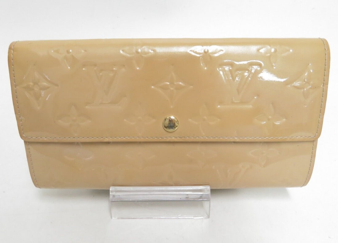 Authentic LOUIS VUITTON Monogram Vernis Portefeuille: Authentic LOUIS VUITTON Monogram Vernis Portefeuille Sarah Long Wallet #39850 Condition: Pre-owned Brand: Louis Vuitton Department: Women Type: Wallet Color: Beige Material: Patent Leather <br