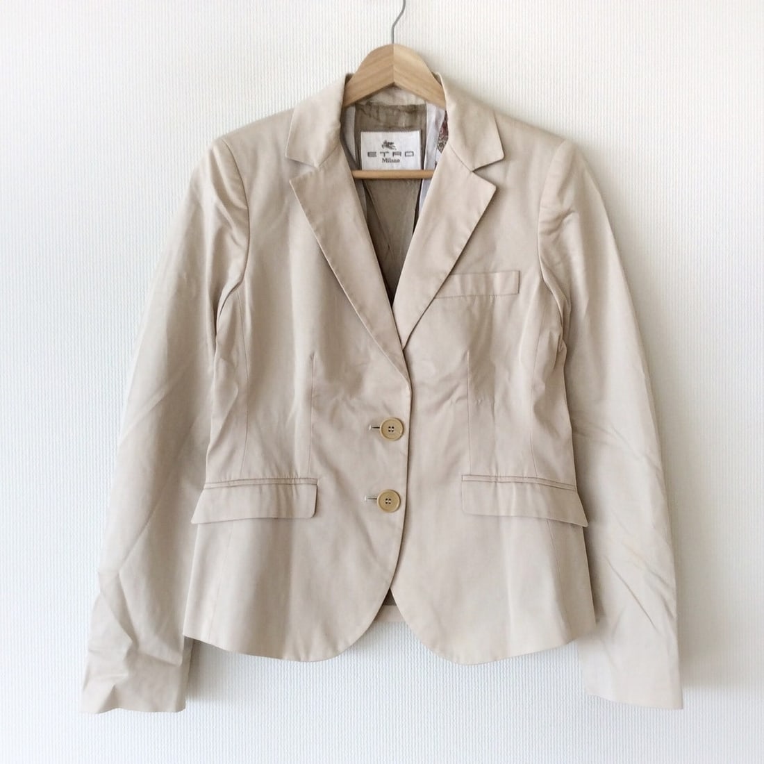 Auth ETRO - Beige Womens Jacket: Auth ETRO - Beige Womens Jacket Condition: Pre-owned - Good Brand: ETRO Style: Jacket Color: Beige Outer Shell Material: Please see the photo of the quality tag ConditionRank: 6 Departmen