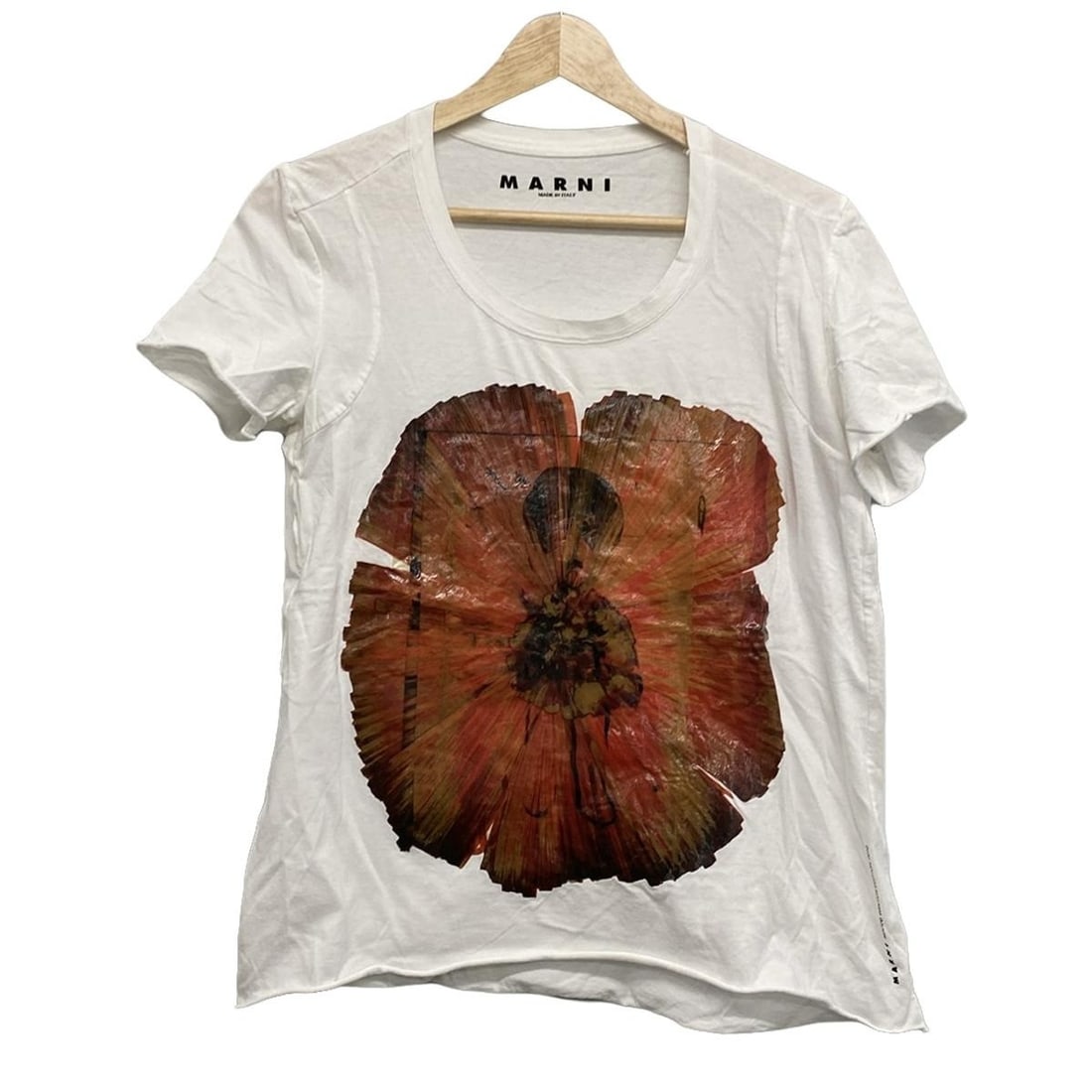 Auth MARNI - White Red Multi: Auth MARNI - White Red Multi Womens T-Shirt Condition: Pre-owned - Good Brand: MARNI Style: T-Shirt Color: White, Red, Multi Material: Please see the photo of the quality tag ConditionRank: 7