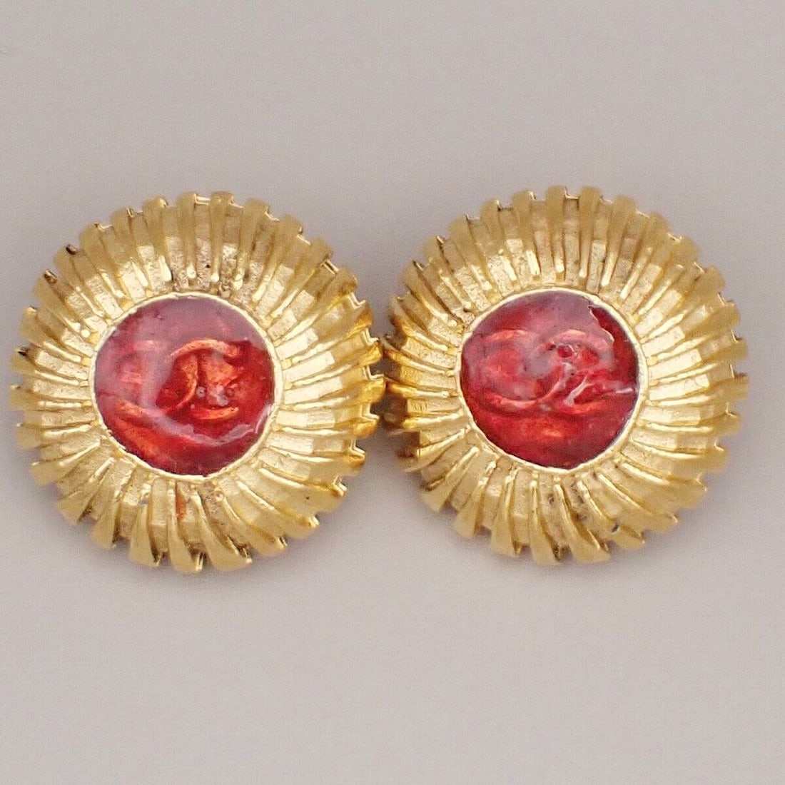 CHANEL Logo Gripoix Round Button Earrings: CHANEL Logo Gripoix Round Button Earrings Clip-On Gold Red 31YG911 Condition: Pre-owned Brand: CHANEL Type: Earrings Metal Purity: Unknown Main Stone Shape: Round Style: Button Base Metal