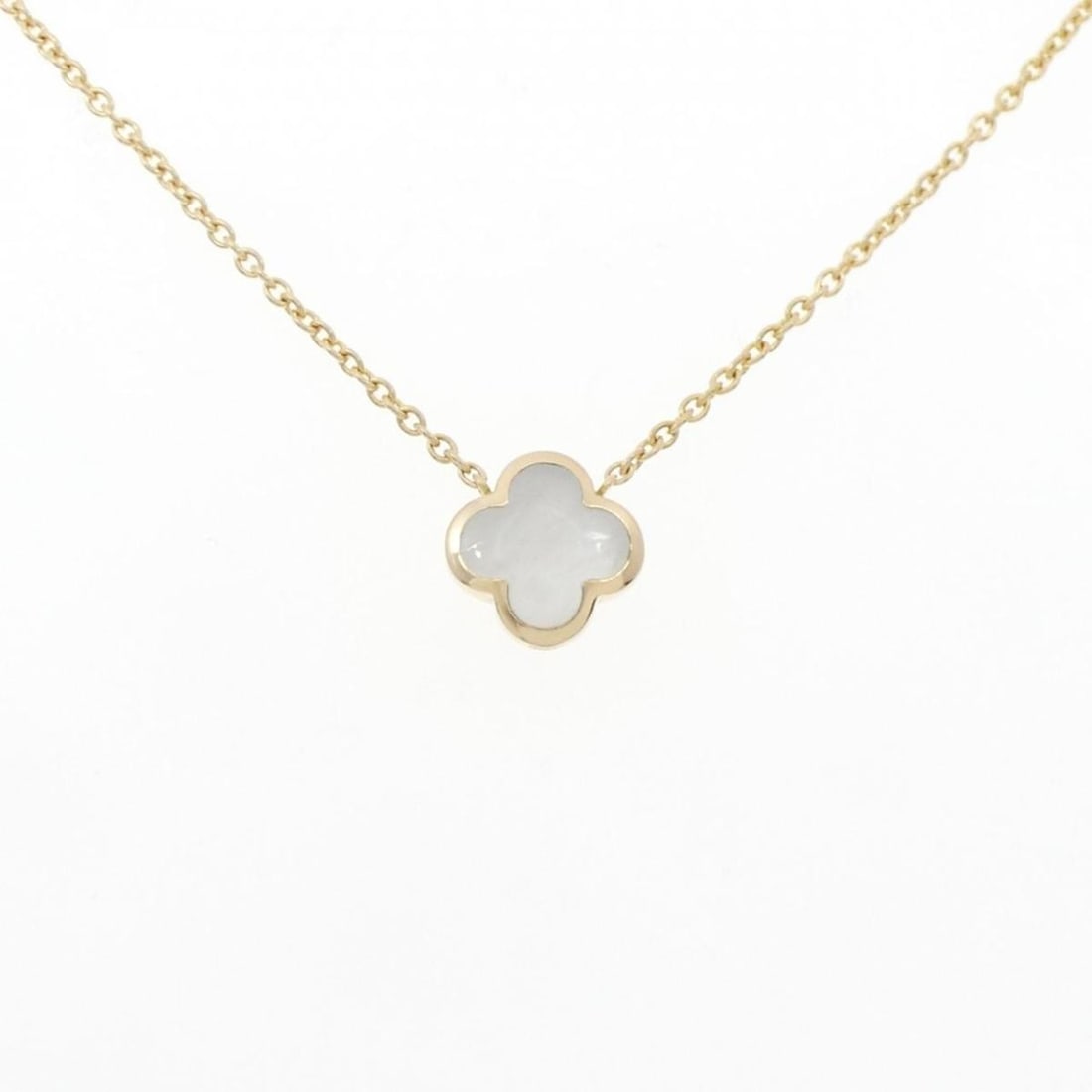 Van Cleef & Arpels Alhambra Necklace: Van Cleef & Arpels Alhambra Necklace Condition: Pre-owned Brand: Van Cleef & Arpels Country: Japan SN: MOR_0820 Main Stone Creation: Natural Main Stone: Pearl Material: Pearl Col