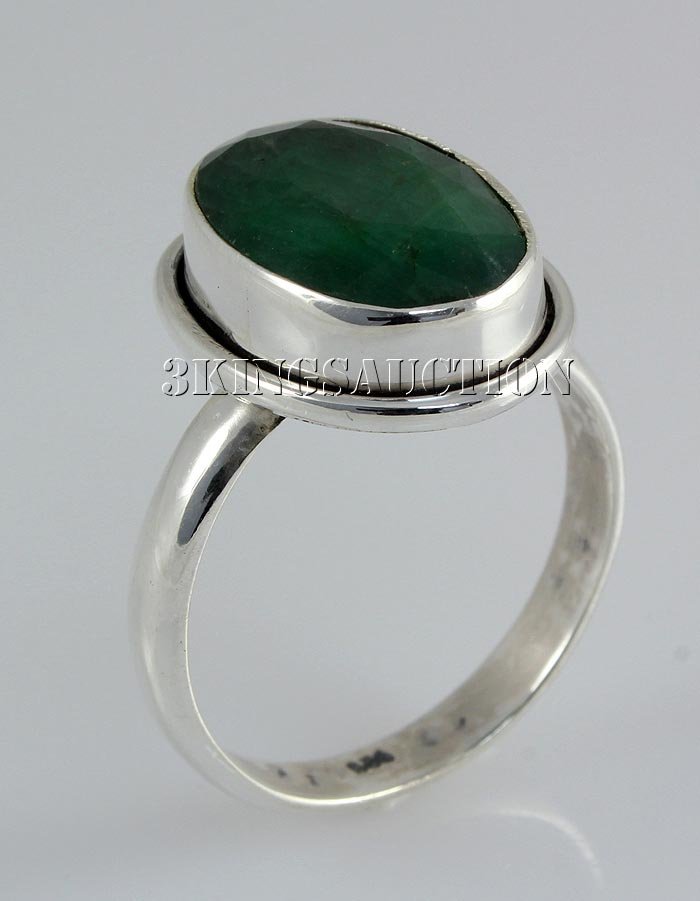 EMERALD BERYL 26.72CTW STERLING SILVER RING: EMERALD BERYL 26.72CTW STERLING SILVER RING **|**|** 15X11MM OVAL SHAPE EMERALD BERYL BEZEL TYPE SILVER RING; SIZE 8 ; MSRP: $100