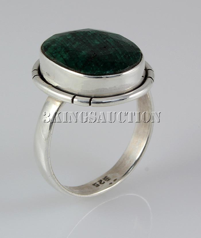 EMARALD BERYL 25.73CTW STERLING SILVER RING: EMARALD BERYL 25.73CTW STERLING SILVER RING **|**|** 16X12MM OVAL SHAPE EMERALD BERYL BEZEL TYPE SILVER RING; S 7 ; MSRP: $100