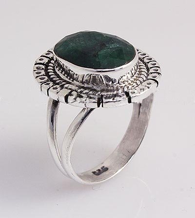 EMERALD BERYL 32.78CTW ANTIQUE LOOKS SILVER RING: EMERALD BERYL 32.78CTW ANTIQUE LOOKS SILVER RING **|**|** STERLING SILVER OVAL RING WITH 13X10MM APPROX EMERALD BERYL GEMSTONE ; MSRP: $100