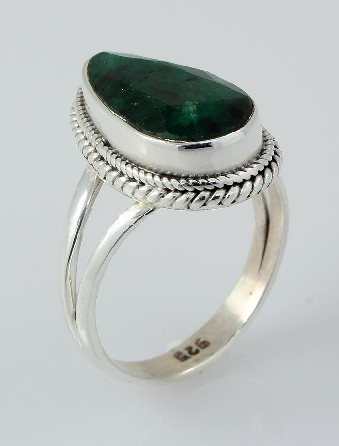 EMERALD BERYL 26.00CTW STERLING SILVER RING: EMERALD BERYL 26.00CTW STERLING SILVER RING **|**|** 16.79X9.32MM PEAR SHAPE EMERALD BERYL STERLING SILVER RING; SIZE 7 ; MSRP: $100