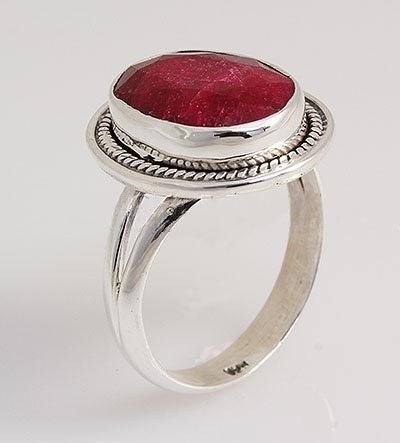RUBY CORRUNDUM 27.05CTW ANTIQUE LOOKS .925 RING: STERLING SILVER OVAL RING WITH 14X10MM APPROX RUBY CORRUNDUM GEMSTONE