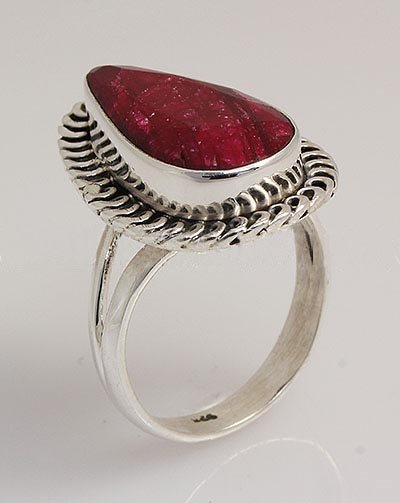 RUBY CORRUNDUM 32.35CTW ANTIQUE LOOKS .925 RING: STERLING SILVER PEAR RING WITH 18X10MM APPROX RUBY CORRUNDUM GEMSTONE
